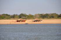 Barracas na praia do Rio São Francisco, em Januária - MG