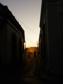 Belo fim de tarde nas ruas do charmoso centro histórico de Camaguey, em Cuba