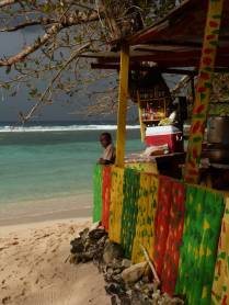 Boteco colorido na praia de Winnifred, em Port Antonio, no nordeste da Jamaica