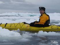 Caiaque em meio ao mar semi-congelado de Kinnes Cove, na Antártida