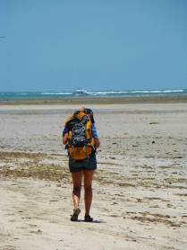 Caminhada na praia entre Moreré e a praia da Barra, na Ilha de Boipeba - BA