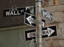 caminhando na famosa Wall Street, ano sul de Manhattan, em Nova Iorque, nos Estados Unidos