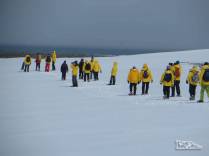 Caminhando na neve ao redor de um lago congelado em Turret Point, em King George Island, na Antártida