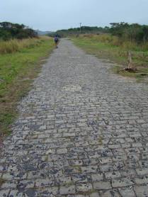 Caminhando na rua que liga o centro à Praia da Foca, em Búzios - RJ