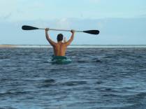 Chegando de caiaque no encontro do rio com o mar, na praia de Tabatinga, em Jacumã, distrito de Conde - PB