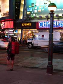Chegando à Times Square, em Nova Iorque, nos Estados Unidos