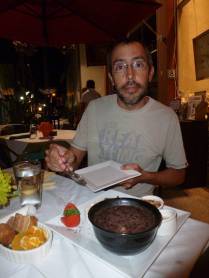 Comendo uma legítima feijoada brasileira em St Augustine, na Flórida - EUA