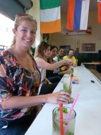 Confraternização em boteco de Havana, capital de Cuba