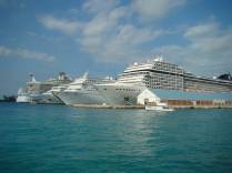 Cruzeiros ancorados em Nassau