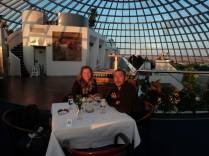 Delicioso jantar no Perlan, restaurante giratório de arquitetura moderna em Reykjavik, capital da Islândia