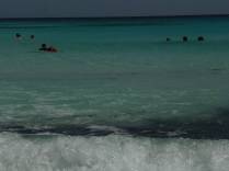 Dia de sol na praia tipicamente caribenha de Dover, na costa sul de Barbados, no Caribe