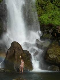 Entrando em piscina natural na base de uma das Trafalgar Falls, no Trois Pitons National Park, em Dominica, no Caribe