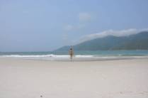 Entrando no mar na Prainha do Atalaia, em Arraial do Cabo - RJ