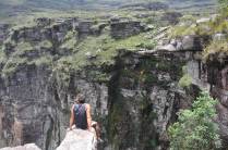 Equilibrando-se num dos mirantes do Cachoeirão, no Vale do Pati, na Chapada Diamantina - BA