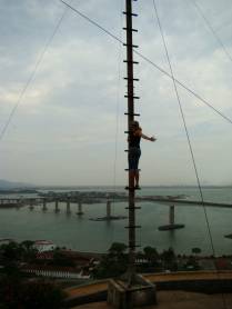 Escalando a torre em frente ao Mosteiro da Penha, em Vila Velha - ES