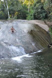 Escorregando pela Cachoeira do Escorrega, em Parati - RJ
