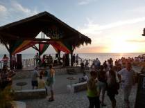 Fim de tarde com banda de música no Rick's Cafe, em West End, em Negril, na Jamaica