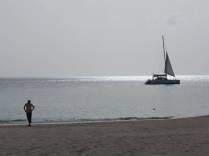 Fim de tarde na tranquila Darkwood Beach, no sudoeste de Antígua, no Caribe