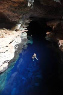 Flutuando nas águas transparentes do Poço Azul, próximo à Andaraí, na Chapada Diamantina - BA