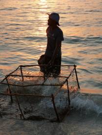 Gaiola-armadilha para lagostas na praia de Long Bay, em Negril, na Jamaica