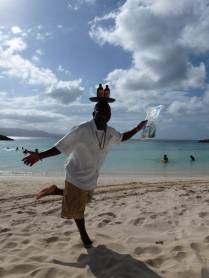 Garçon fazendo graça em praia de Montego Bay, na Jamaica