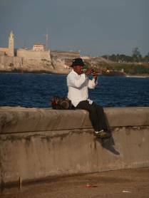 Inspirando-se no Malecón para fazer música (em Havana - Cuba)