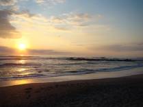 Magnífico pôr-do-sol sobre o Pacífico na praia de Santa Tereza, ponta sul da península de Nicoya, na Costa Rica