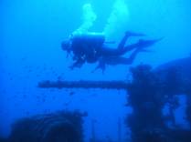 Nadando sobre o canhão da Corveta em Fernando de Noronha - PE