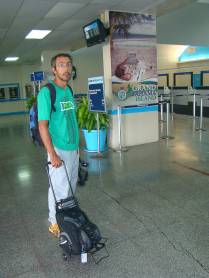 No saguão do aeroporto de Nassau, indo para Long Island