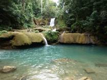 O belíssimo rio de águas azuladas de Ys Falls, no interior da Jamaica