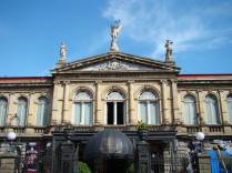 O Teatro Nacional, de inspiração francesa, o mais belo da América Central, em San José, capital da Costa Rica