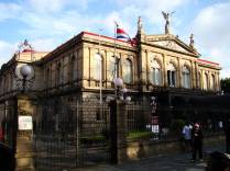 O Teatro Nacional, de inspiração francesa, o mais belo da América Central, em San José, capital da Costa Rica