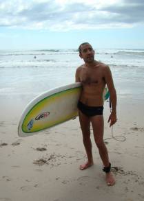 Olha só a pose de surfista! (na praia de Santa Teresa, na península de Nicoya - Costa Rica)