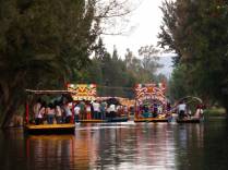 Os tradidionais barcos que levam as pessoas pelos canais de Xochimilco, na Cidade do México