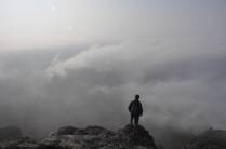 Pausa para admirar a bela paisagem, na descida do Pico do Itambé, na região de Capivari - MG