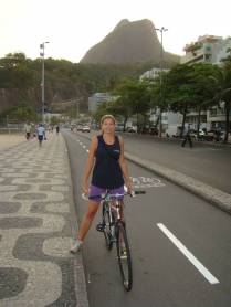 Pedalando do Leblon para Copacabana, no Rio de Janeiro - RJ