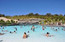 Piscina movimentada do Hot Park, na Pousada do Rio Quente, perto de Caldas Novas em Goiás