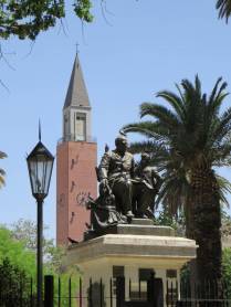 Praça principal de San Juan, na Argentina, com a torre da igreja ao fundo