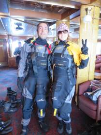 Propriamente vestidos para fazer caiaque nos mares gelados do sul, no trecho entre Buenos Aires e as Ilhas Malvinas