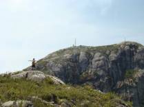 Reverenciando o Pico da Bandeira, na trilha capixaba de acesso ao pico, no Parque Nacional do Caparaó - MG/ES