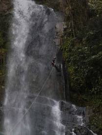 Rodrigo, descendo a Cachoeira das Arapongas, de rapel - PETAR