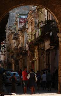 Rua no centro de Havana, em Cuba