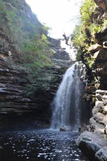 Saltando de cerca de 9 metros de altura na Cachoeira do Sossego, em Lençóis, na Chapada Diamantina - BA