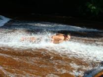 Se refrescando na cachoeira da Laje na volta do Bonete em Ilha Bela - SP