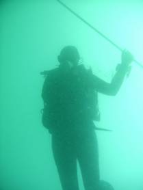 Segurando no cabo para enfrentar a forte corrente, em Guarapari - ES