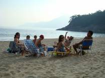 Socializando em gostoso fim de tarde na praia de Paúba em São Sebastião - SP