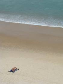 Tomando sol na praia do Amor, em Praia da Pipa - RN