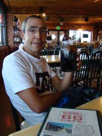 Um brinde á famosa Rota 66, que ligava Chicago à Los Angeles (em Seligman - Arizona)