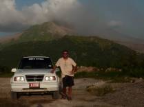 Visitando o mirante de onde se pode observar o vulcão e a antiga capital, Plymouth, destruída nas erupções dos últimos 15 anos, em Montserrat, no Caribe