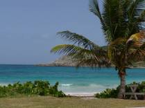 Visual inesquecível da praia de Half Moon Bay, na costa sudeste de Antígua, no Caribe